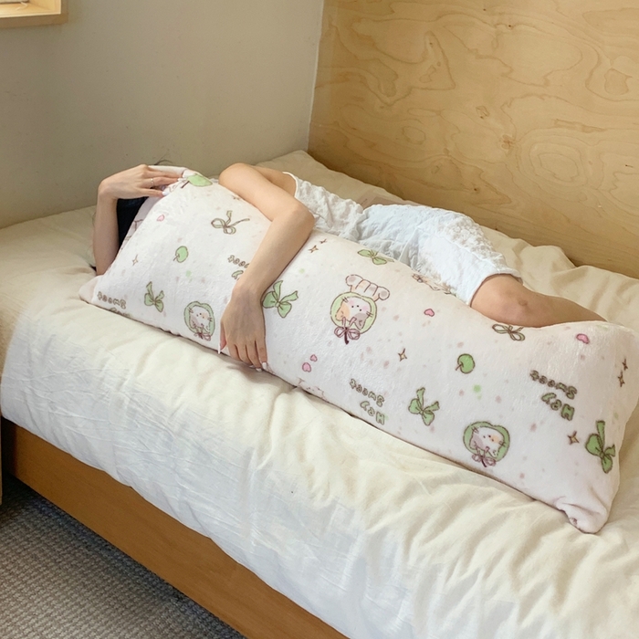 91家纺网 家纺一手货源 找家纺 桃喜 2025新款ins牛奶绒印花长抱枕 绿苹果小猫