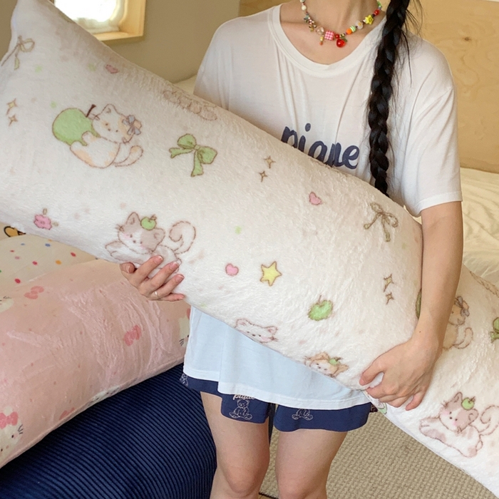 91家纺网 家纺一手货源 找家纺 桃喜 2025新款ins牛奶绒印花长抱枕 绿苹果小猫