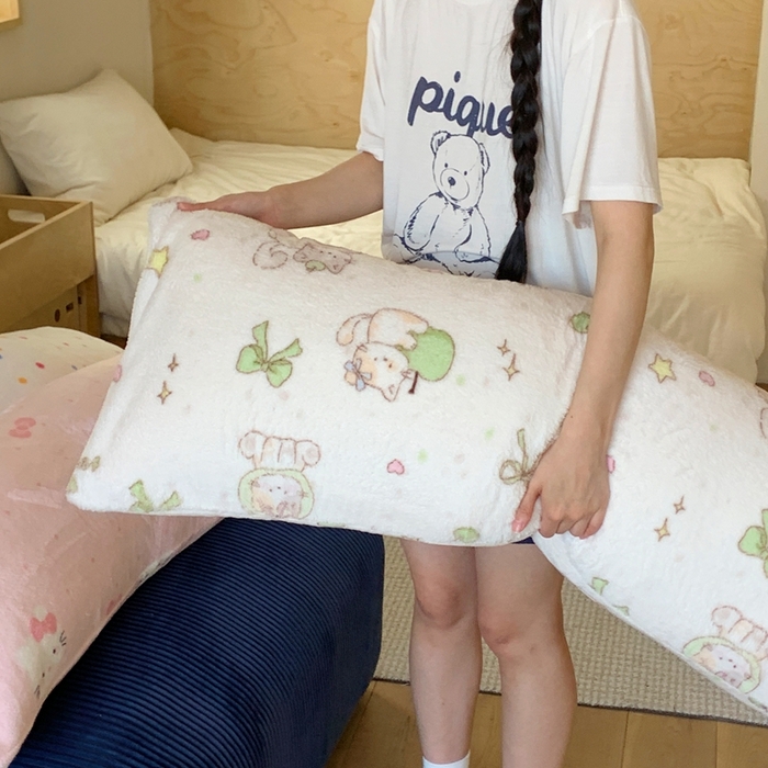 91家纺网 家纺一手货源 找家纺 桃喜 2025新款ins牛奶绒印花长抱枕 绿苹果小猫