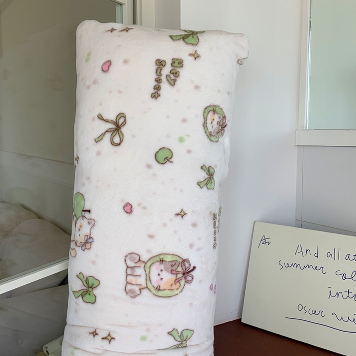 91家纺网 家纺一手货源 找家纺 桃喜 2025新款ins牛奶绒印花长抱枕 绿苹果小猫