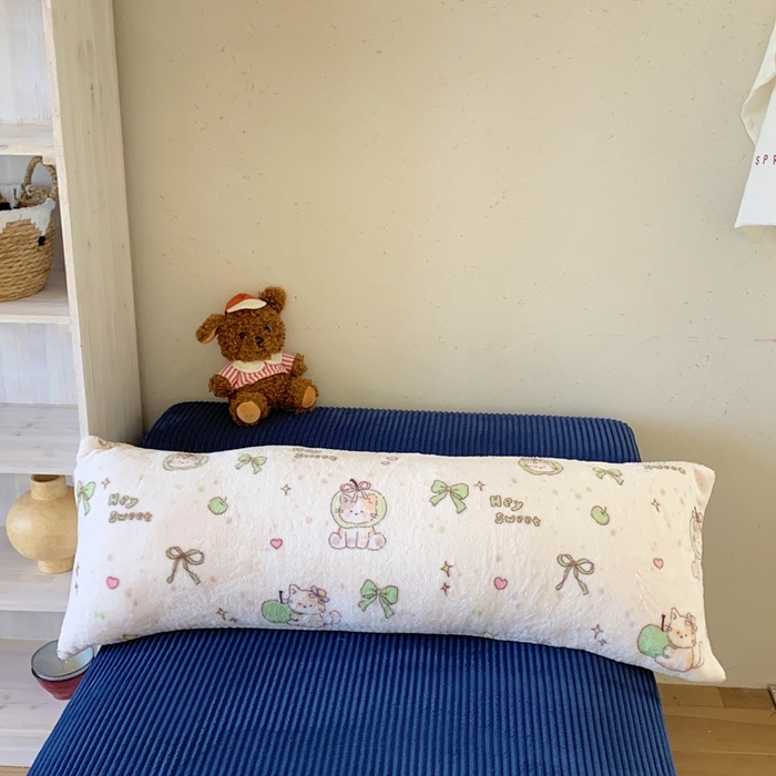 91家纺网 家纺一手货源 找家纺 桃喜 2025新款ins牛奶绒印花长抱枕 绿苹果小猫