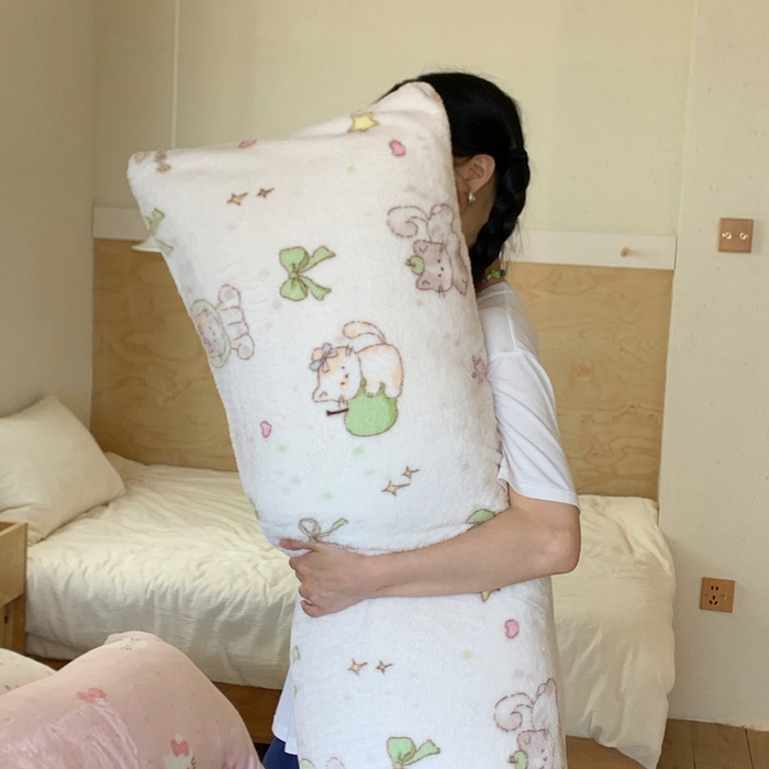 91家纺网 家纺一手货源 找家纺 桃喜 2025新款ins牛奶绒印花长抱枕 绿苹果小猫