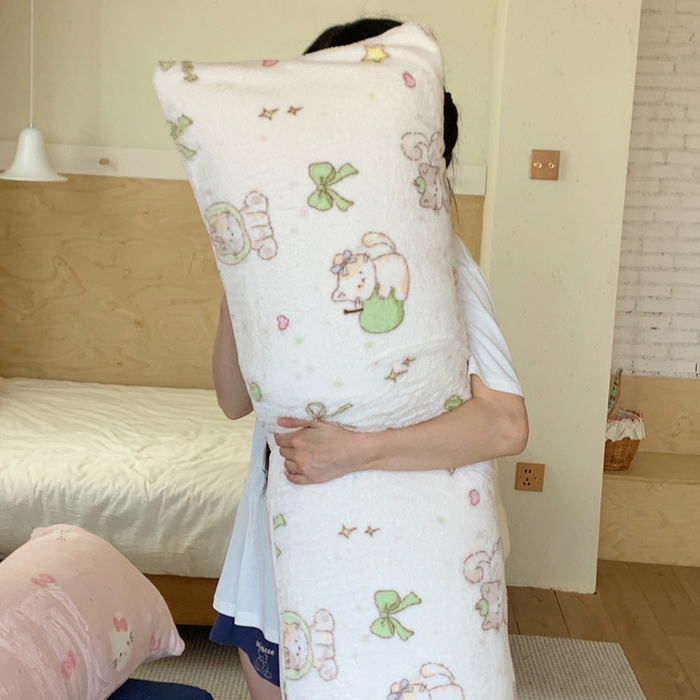 91家纺网 家纺一手货源 找家纺 桃喜 2025新款ins牛奶绒印花长抱枕 绿苹果小猫