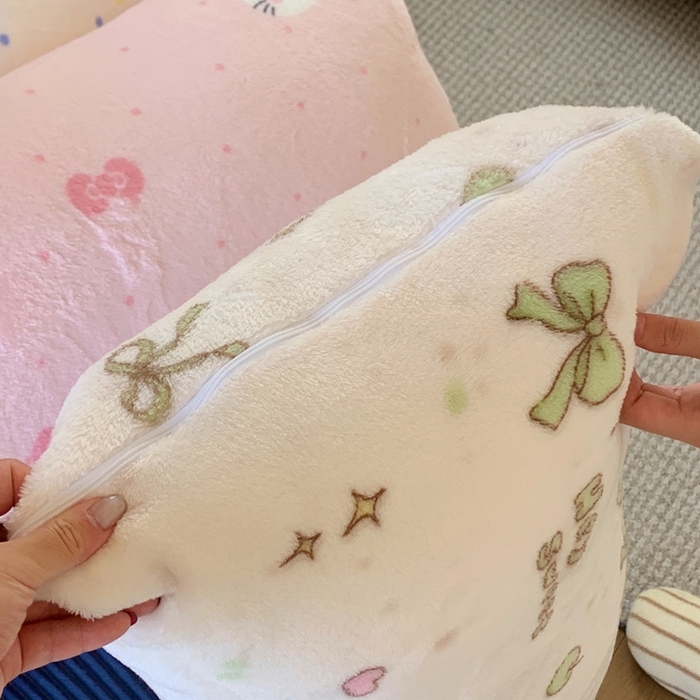 91家纺网 家纺一手货源 找家纺 桃喜 2025新款ins牛奶绒印花长抱枕 绿苹果小猫