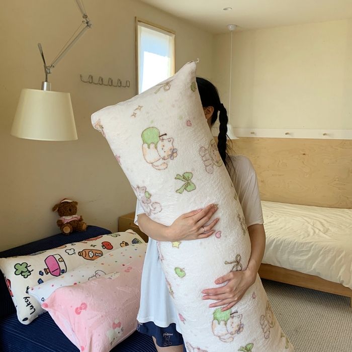 91家纺网 家纺一手货源 找家纺 桃喜 2025新款ins牛奶绒印花长抱枕 绿苹果小猫