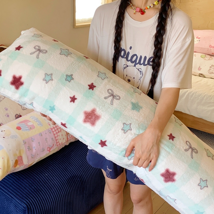 91家纺网 家纺一手货源 找家纺 桃喜 2025新款ins牛奶绒印花长抱枕 薄荷奶咖星星