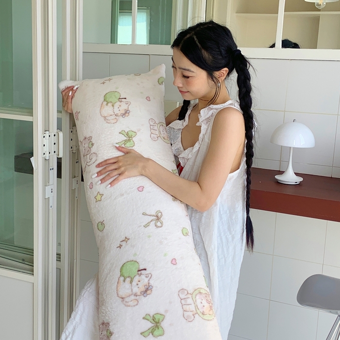 91家纺网 家纺一手货源 找家纺 桃喜 2025新款ins牛奶绒印花长抱枕 绿苹果小猫