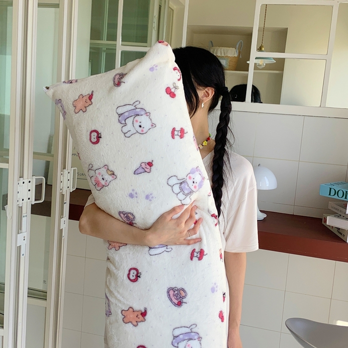 91家纺网 家纺一手货源 找家纺 桃喜 2025新款ins牛奶绒印花长抱枕 红苹果狗狗