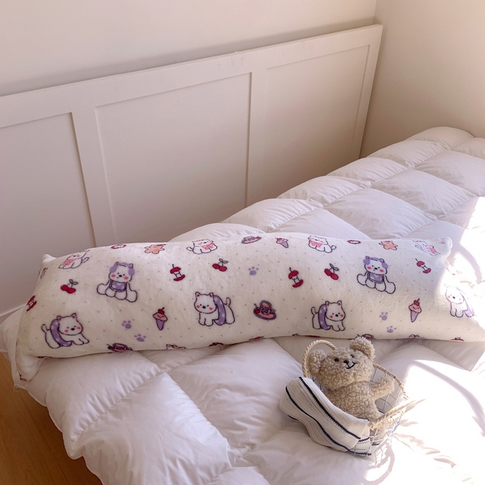 91家纺网 家纺一手货源 找家纺 桃喜 2025新款ins牛奶绒印花长抱枕 红苹果狗狗