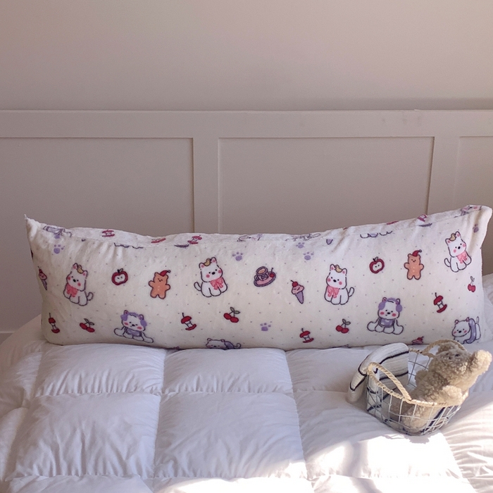 91家纺网 家纺一手货源 找家纺 桃喜 2025新款ins牛奶绒印花长抱枕 红苹果狗狗