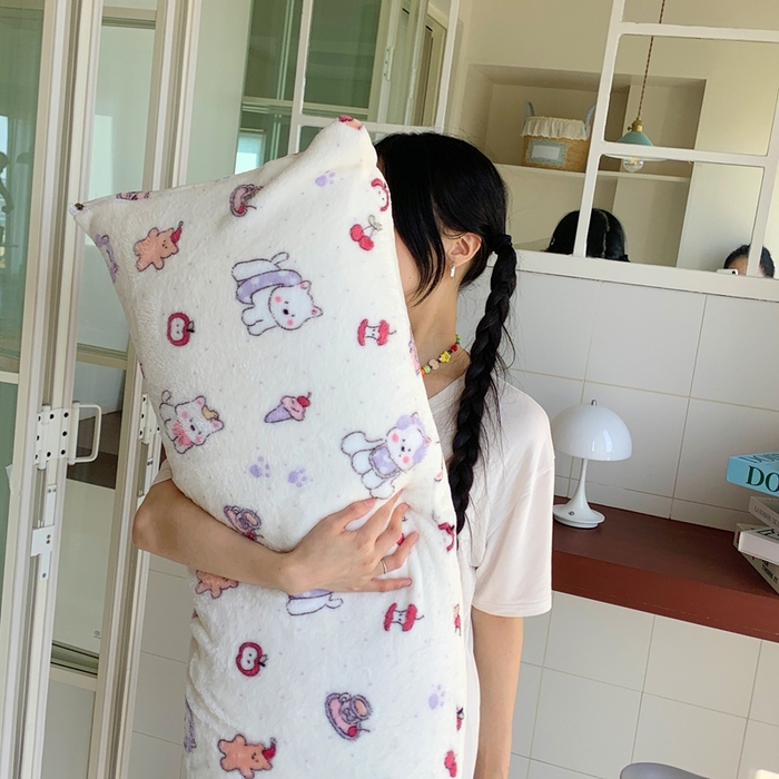 91家纺网 家纺一手货源 找家纺 桃喜 2025新款ins牛奶绒印花长抱枕 红苹果狗狗