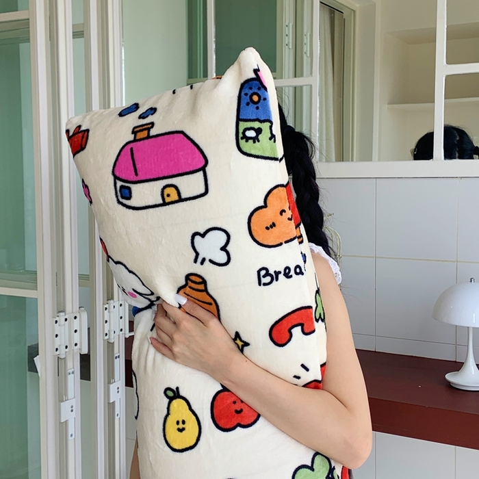 91家纺网 家纺一手货源 找家纺 桃喜 2025新款ins牛奶绒印花长抱枕 涂鸦乐园