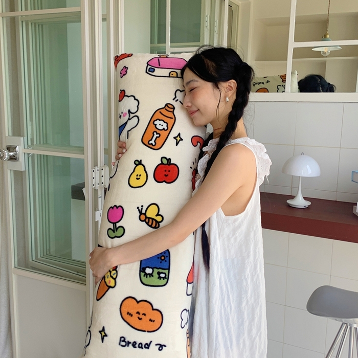 91家纺网 家纺一手货源 找家纺 桃喜 2025新款ins牛奶绒印花长抱枕 涂鸦乐园