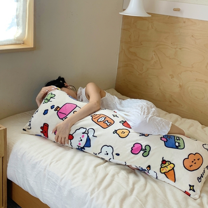 91家纺网 家纺一手货源 找家纺 桃喜 2025新款ins牛奶绒印花长抱枕 涂鸦乐园