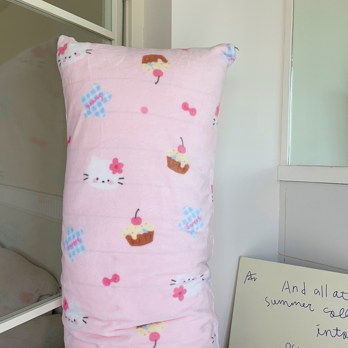 91家纺网 家纺一手货源 找家纺 桃喜 2025新款ins牛奶绒印花长抱枕 蛋糕幸运猫