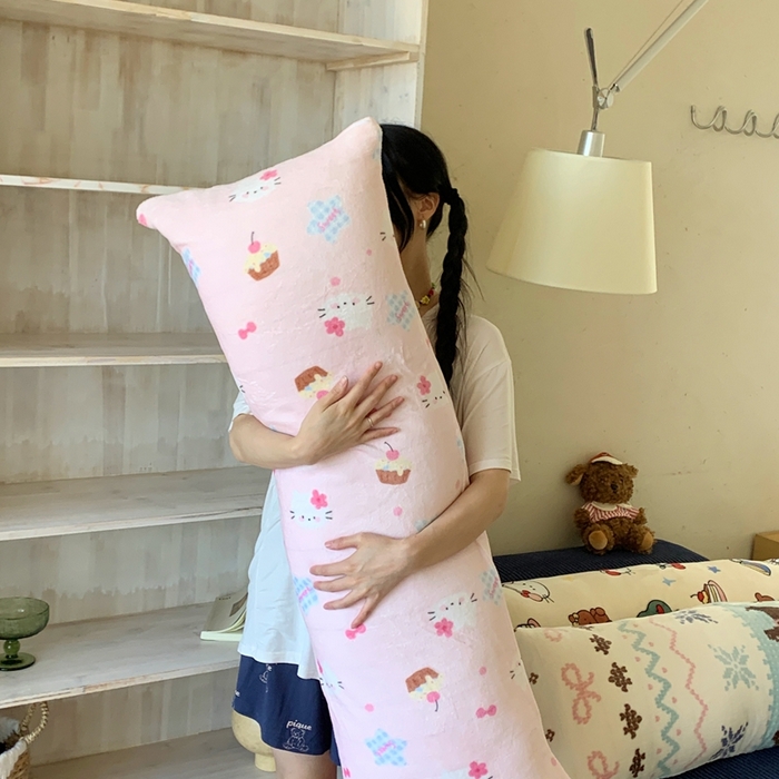 91家纺网 家纺一手货源 找家纺 桃喜 2025新款ins牛奶绒印花长抱枕 蛋糕幸运猫