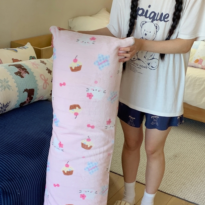 91家纺网 家纺一手货源 找家纺 桃喜 2025新款ins牛奶绒印花长抱枕 蛋糕幸运猫