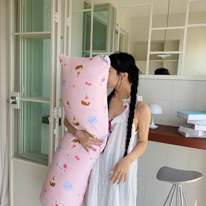 91家纺网 家纺一手货源 找家纺 桃喜 2025新款ins牛奶绒印花长抱枕 蛋糕幸运猫