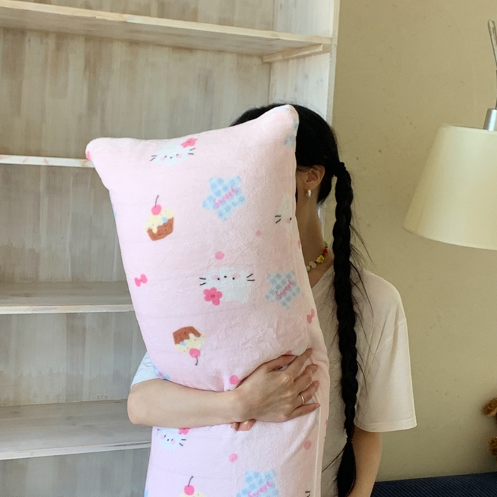 91家纺网 家纺一手货源 找家纺 桃喜 2025新款ins牛奶绒印花长抱枕 蛋糕幸运猫