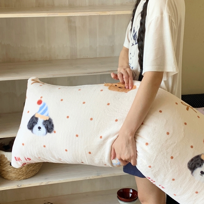91家纺网 家纺一手货源 找家纺 桃喜 2025新款ins牛奶绒印花长抱枕 幸运狗狗