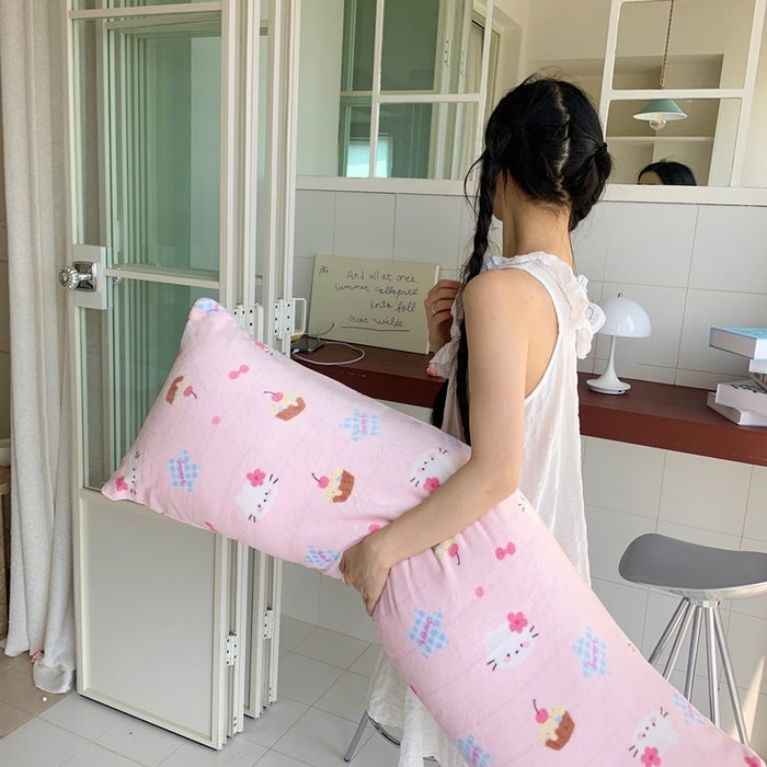 91家纺网 家纺一手货源 找家纺 桃喜 2025新款ins牛奶绒印花长抱枕 蛋糕幸运猫