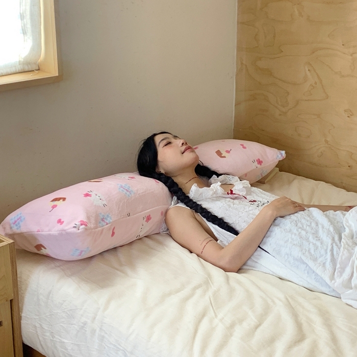 91家纺网 家纺一手货源 找家纺 桃喜 2025新款ins牛奶绒印花长抱枕 蛋糕幸运猫