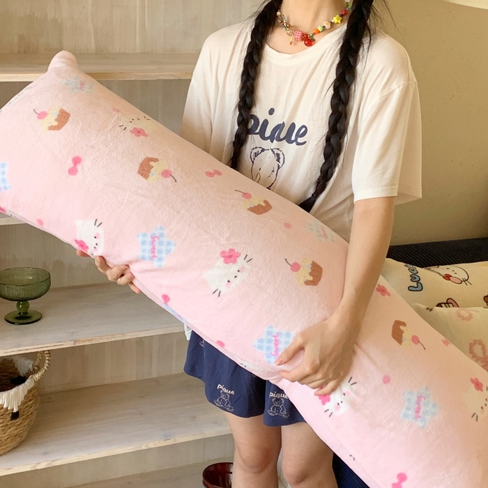 91家纺网 家纺一手货源 找家纺 桃喜 2025新款ins牛奶绒印花长抱枕 蛋糕幸运猫