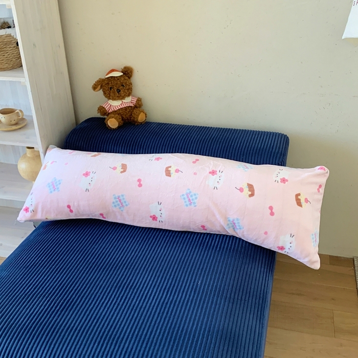 91家纺网 家纺一手货源 找家纺 桃喜 2025新款ins牛奶绒印花长抱枕 蛋糕幸运猫