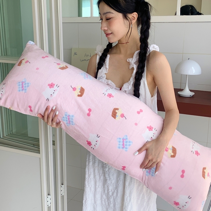 91家纺网 家纺一手货源 找家纺 桃喜 2025新款ins牛奶绒印花长抱枕 蛋糕幸运猫