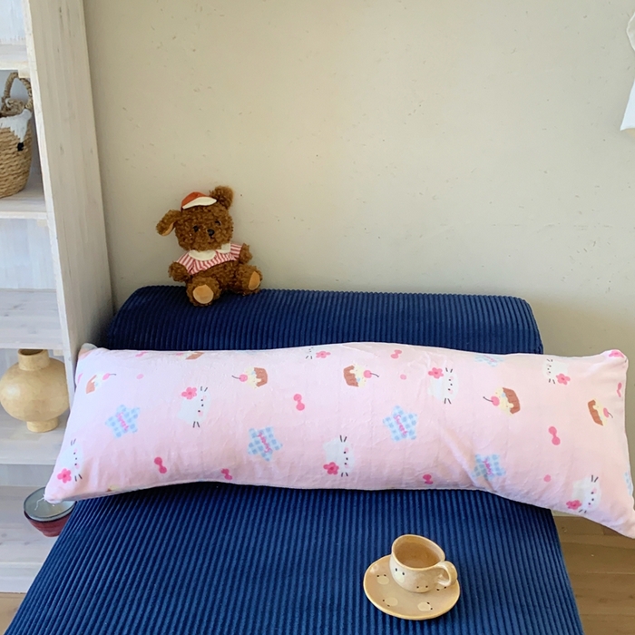 91家纺网 家纺一手货源 找家纺 桃喜 2025新款ins牛奶绒印花长抱枕 蛋糕幸运猫