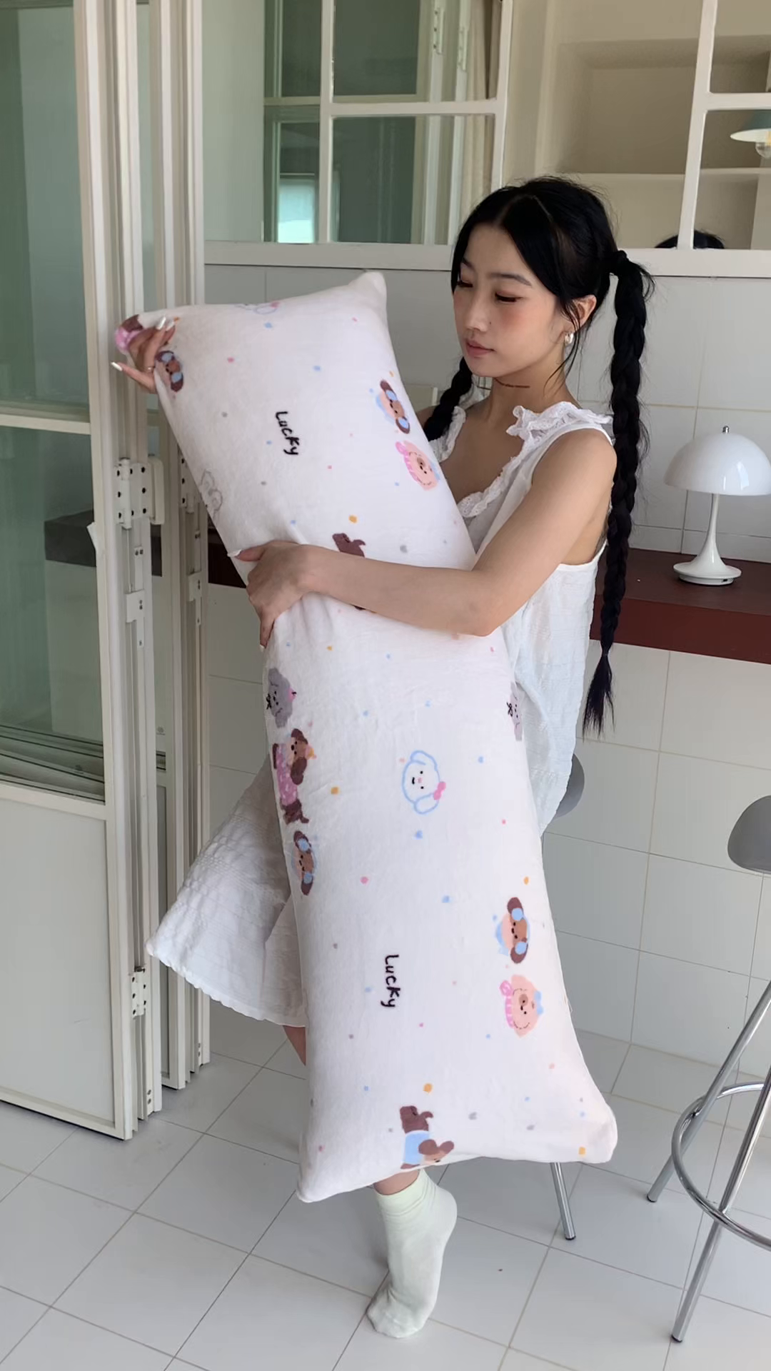 91家纺网 家纺一手货源 找家纺 桃喜 2025新款ins牛奶绒印花长抱枕 快乐腊肠狗狗