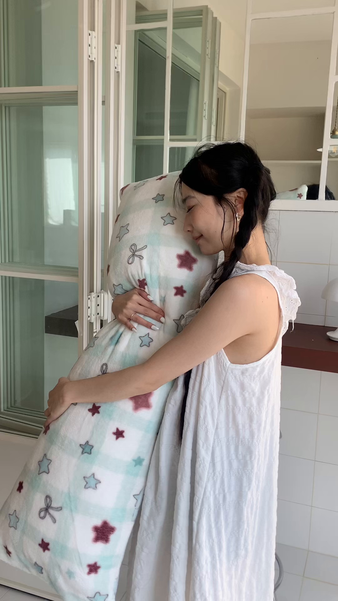 91家纺网 家纺一手货源 找家纺 桃喜 2025新款ins牛奶绒印花长抱枕 薄荷奶咖星星