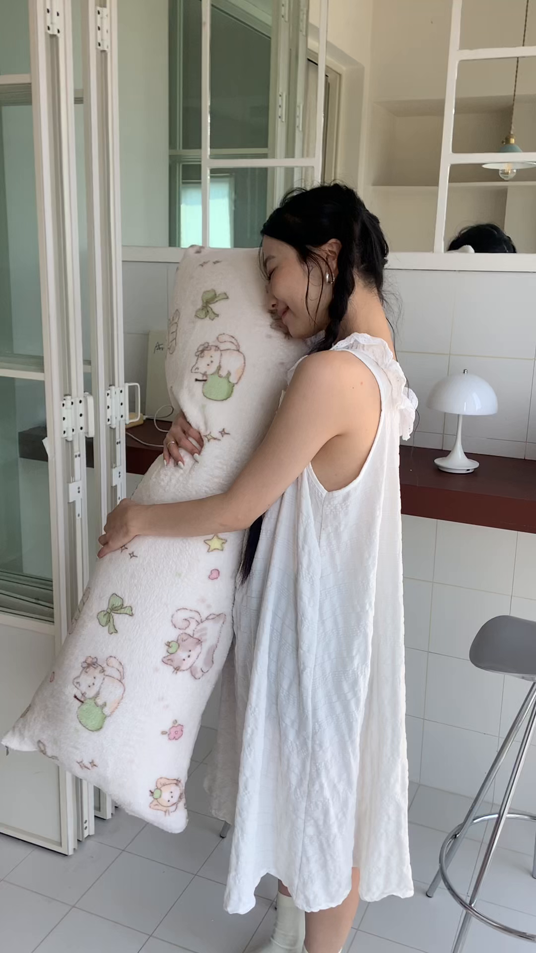 91家纺网 家纺一手货源 找家纺 桃喜 2025新款ins牛奶绒印花长抱枕 绿苹果小猫