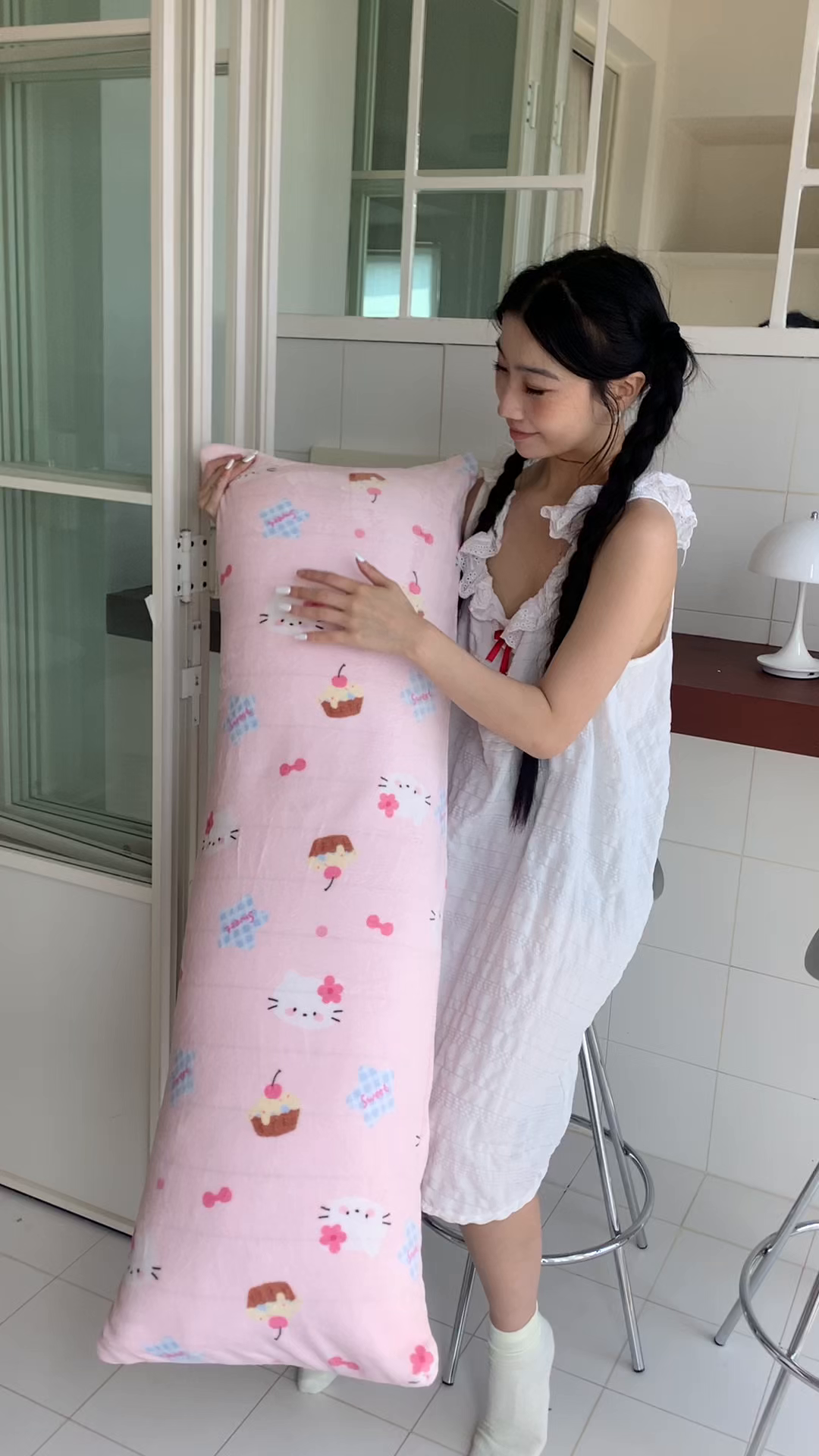 91家纺网 家纺一手货源 找家纺 桃喜 2025新款ins牛奶绒印花长抱枕 蛋糕幸运猫