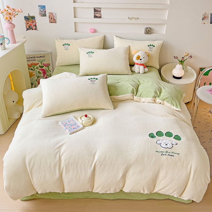 91家纺网 家纺一手货源 找家纺 眷恋家纺 2025新款牛奶绒毛巾绣四件套 复古萌狗-米白+豆绿