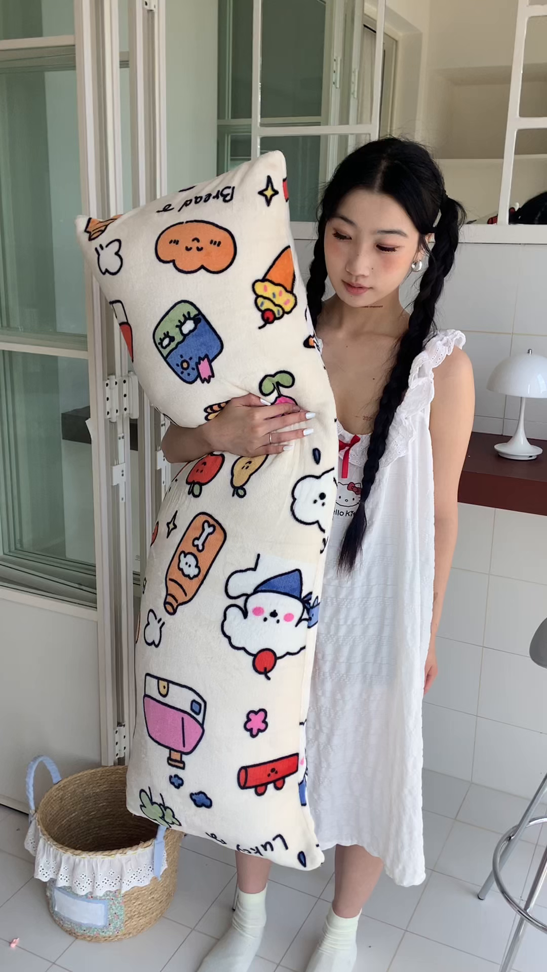 91家纺网 家纺一手货源 找家纺 桃喜 2025新款ins牛奶绒印花长抱枕 涂鸦乐园