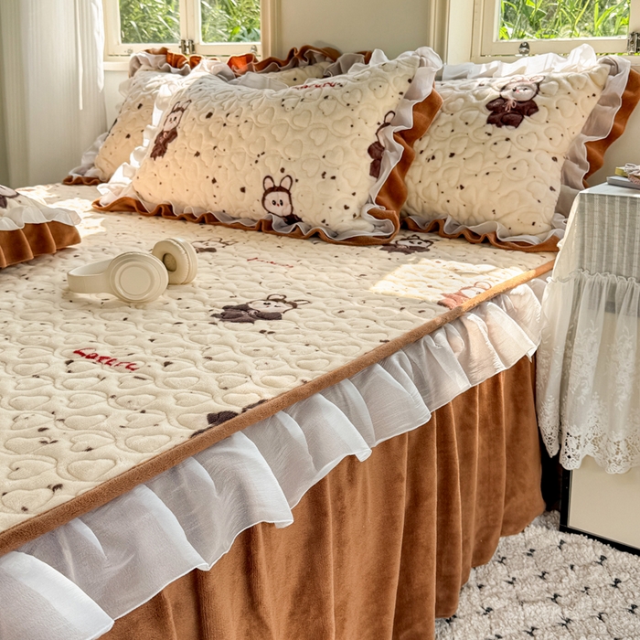 91家纺网 家纺一手货源 找家纺 （总）禧缘家纺（原梦想家） 2025新款夹棉双层花边床笠牛奶绒系列四件套