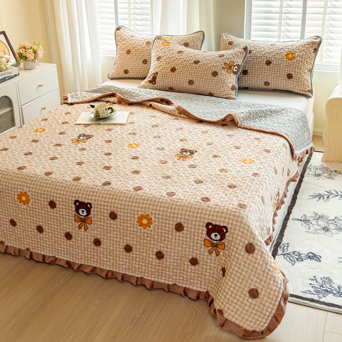 91家纺网 家纺一手货源 找家纺 （总）梦莱家纺 2025新款牛奶绒花边单床盖三件套