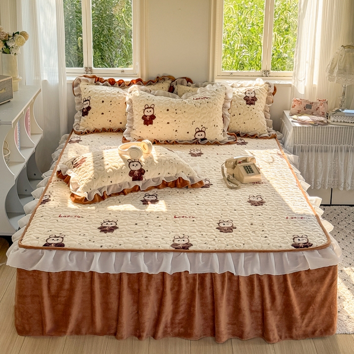 91家纺网 家纺一手货源 找家纺 禧缘家纺（原梦想家） 2025新款夹棉双层花边床笠牛奶绒系列四件套 布布乐园