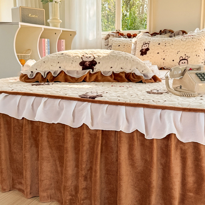 91家纺网 家纺一手货源 找家纺 禧缘家纺（原梦想家） 2025新款夹棉双层花边床笠牛奶绒系列四件套 布布乐园