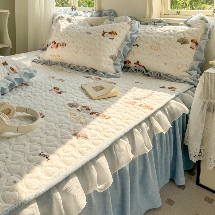 91家纺网 家纺一手货源 找家纺 禧缘家纺（原梦想家） 2025新款夹棉双层花边床笠牛奶绒系列四件套 狗狗岛屿