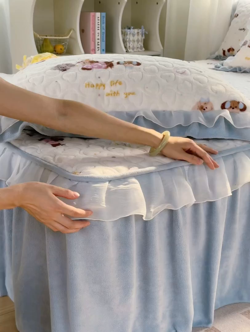 91家纺网 家纺一手货源 找家纺 禧缘家纺（原梦想家） 2025新款夹棉双层花边床笠牛奶绒系列四件套 狗狗岛屿