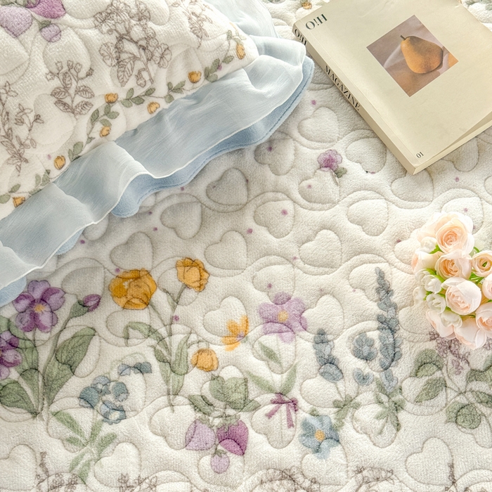 91家纺网 家纺一手货源 找家纺 禧缘家纺（原梦想家） 2025新款夹棉双层花边床笠牛奶绒系列四件套 蓝铃风语