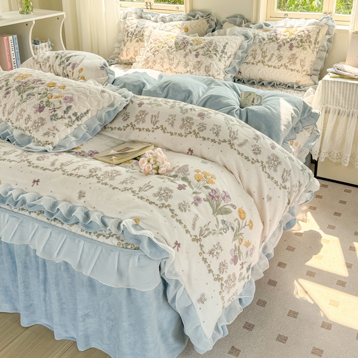 91家纺网 家纺一手货源 找家纺 禧缘家纺（原梦想家） 2025新款夹棉双层花边床笠牛奶绒系列四件套 蓝铃风语