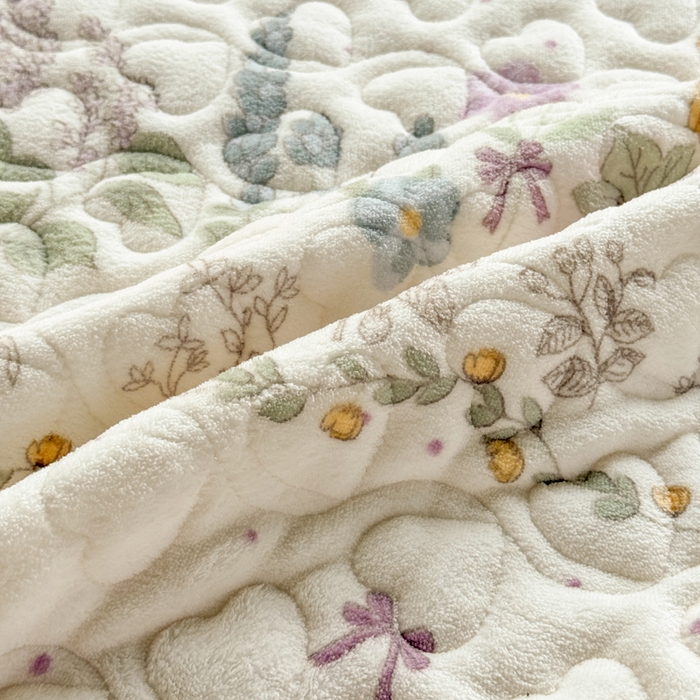 91家纺网 家纺一手货源 找家纺 禧缘家纺（原梦想家） 2025新款夹棉双层花边床笠牛奶绒系列四件套 蓝铃风语