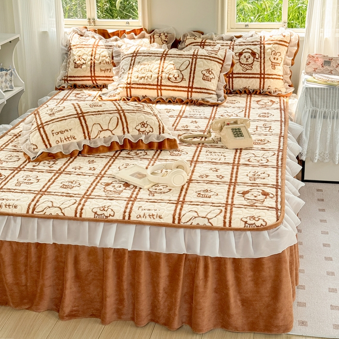 91家纺网 家纺一手货源 找家纺 禧缘家纺（原梦想家） 2025新款夹棉双层花边床笠牛奶绒系列四件套 摩卡小镇