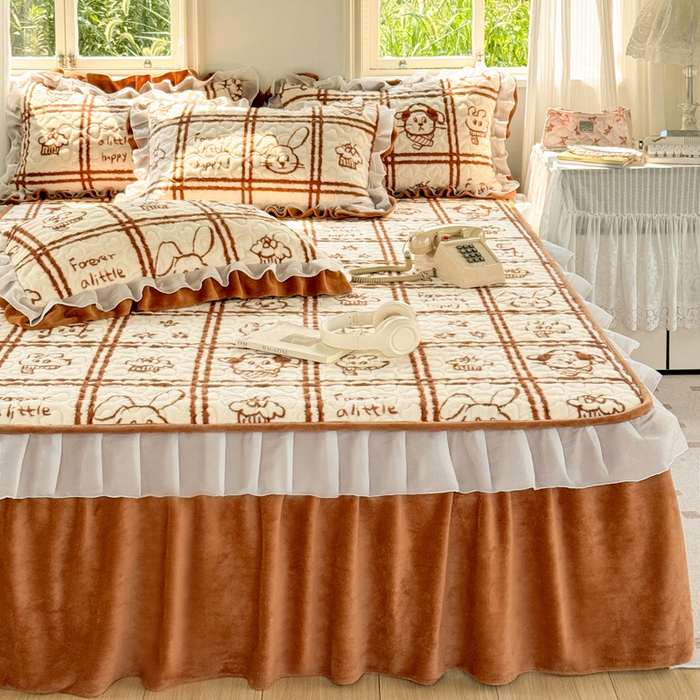 91家纺网 家纺一手货源 找家纺 禧缘家纺（原梦想家） 2025新款夹棉双层花边床笠牛奶绒系列四件套 摩卡小镇