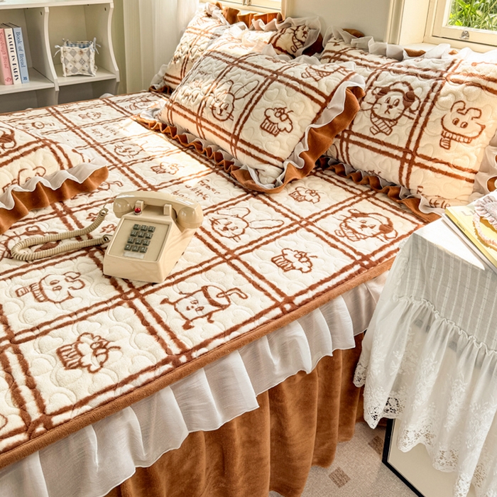 91家纺网 家纺一手货源 找家纺 禧缘家纺（原梦想家） 2025新款夹棉双层花边床笠牛奶绒系列四件套 摩卡小镇