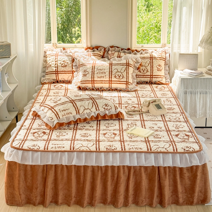 91家纺网 家纺一手货源 找家纺 禧缘家纺（原梦想家） 2025新款夹棉双层花边床笠牛奶绒系列四件套 摩卡小镇