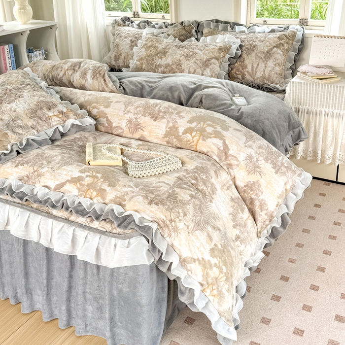 91家纺网 家纺一手货源 找家纺 禧缘家纺（原梦想家） 2025新款夹棉双层花边床笠牛奶绒系列四件套 雾都茶花